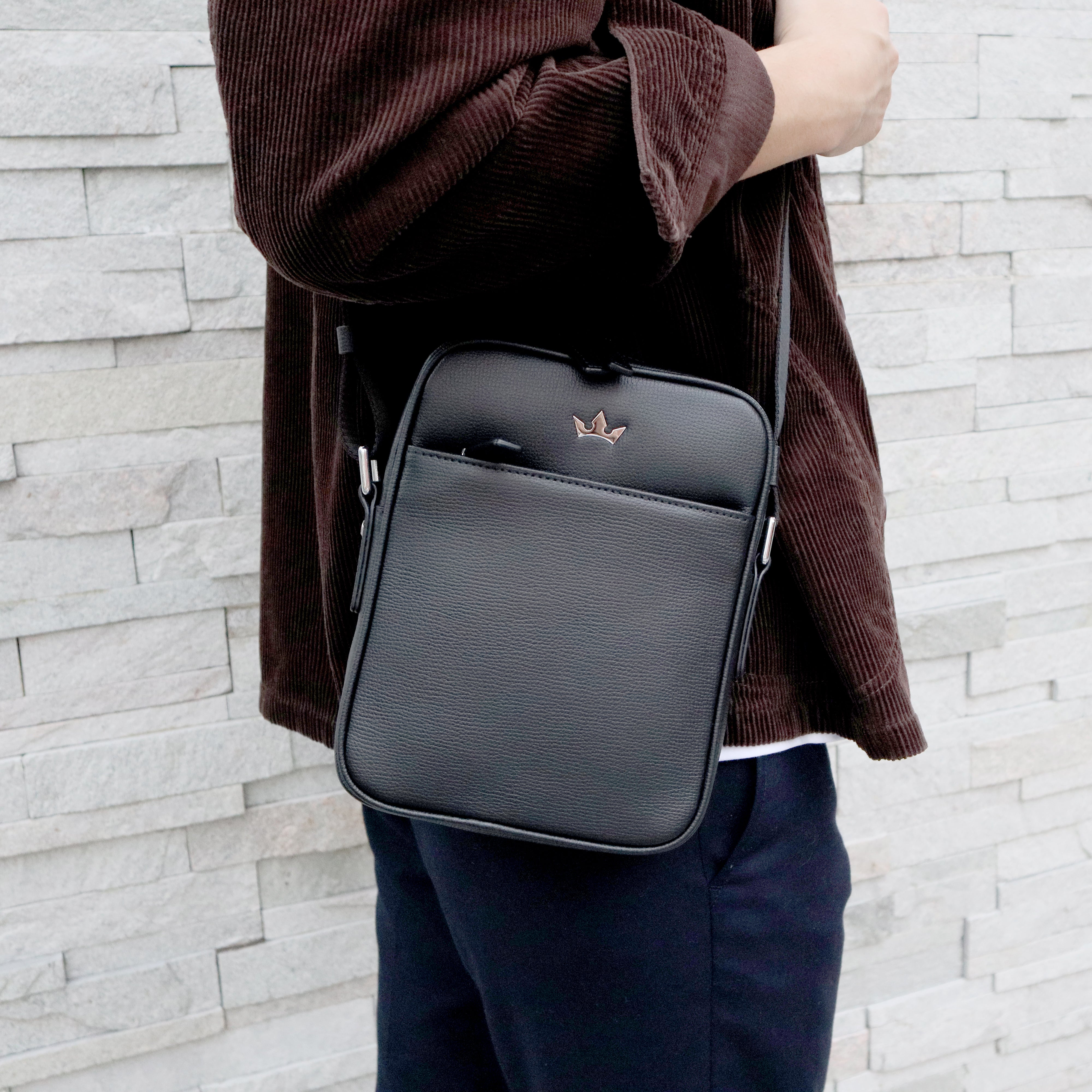 アワード ミディアム メッセンジャーバッグ(ブラック)