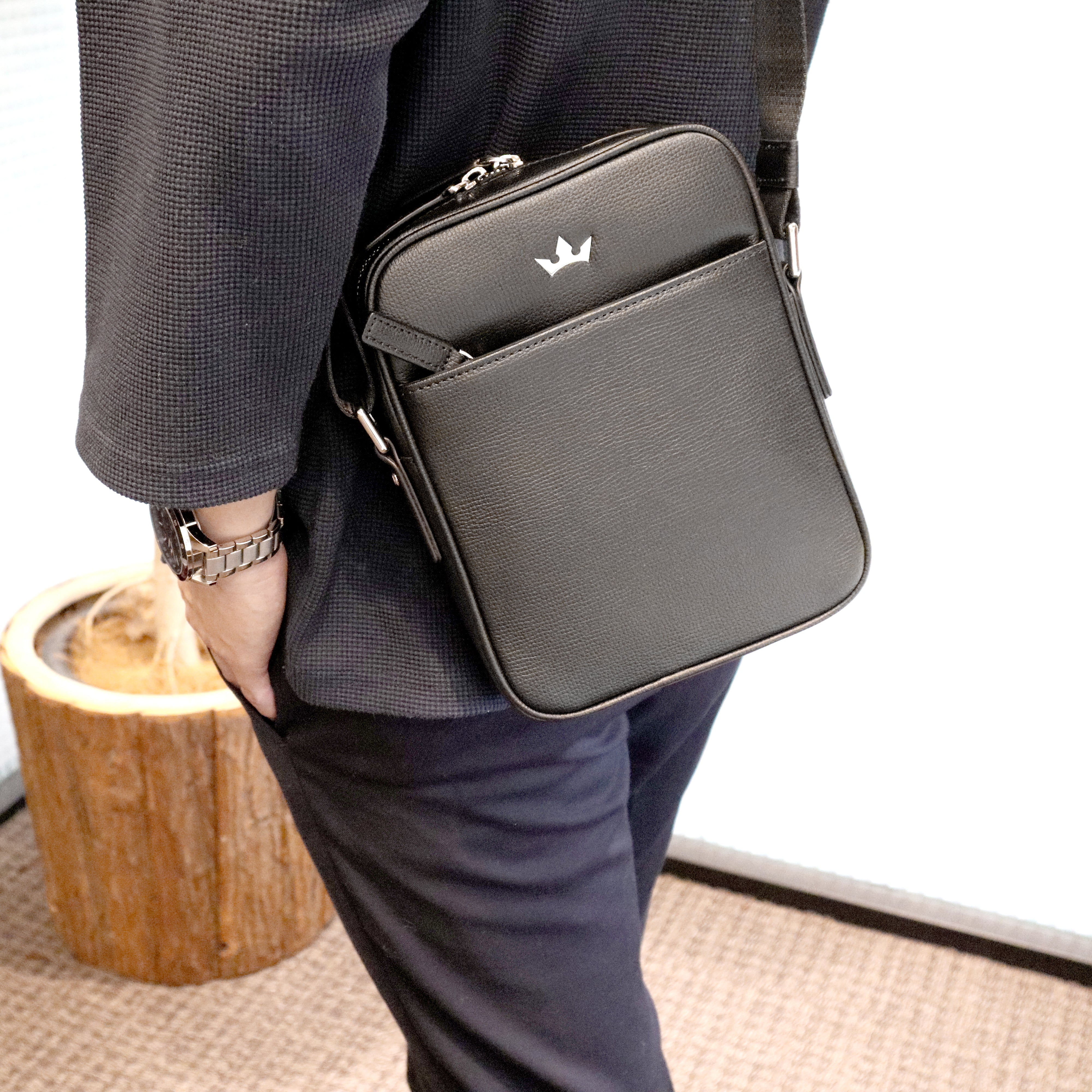 アワード ミディアム メッセンジャーバッグ(ブラック)